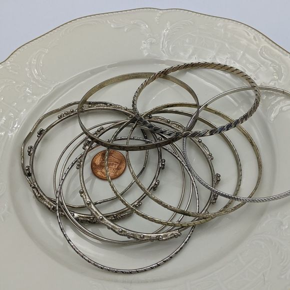 ✨3 for 25 ✨Lot of 11 Silver Tone Textured Bangles - Picture 2 of 10